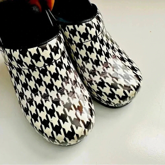 Sanita Houndstooth Black & White Patent Leather Clogs - Picture 5 of 8